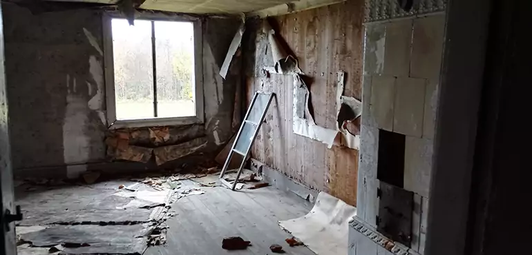 Why Selling a Distressed House Through Traditional Methods Fails in Glendale